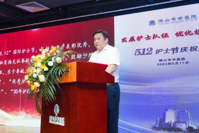 何明丰院长宣读表彰文件