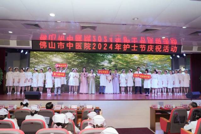 歌舞表演《向光而行》