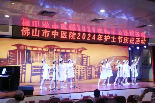 歌唱表演《白衣战士》