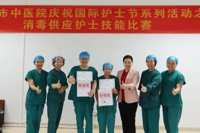 黄少娟主任（右3）为获奖选手颁奖
