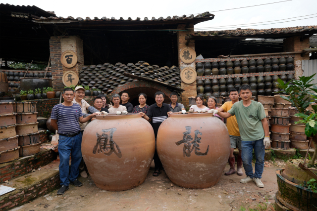 中国清時代染付大缸 全省最大“龙凤”缸出窑！文博会上见| 深圳文博会里的清远宝贝_南方+_