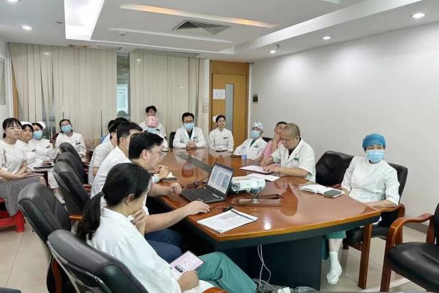 启动老年髋部骨折快速通道前，相关科室进行讨论