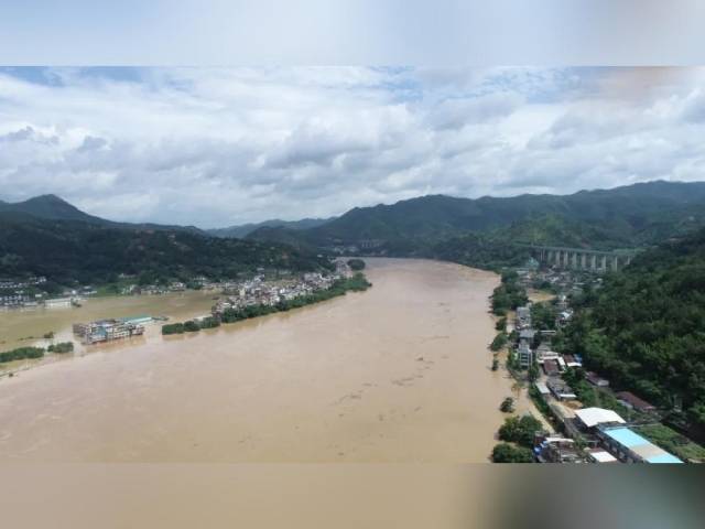 梅州七旬老人被困江中，海事部门9分钟完成救援！