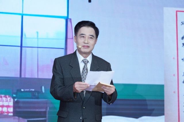 陈伟志在舞台上倾情演绎