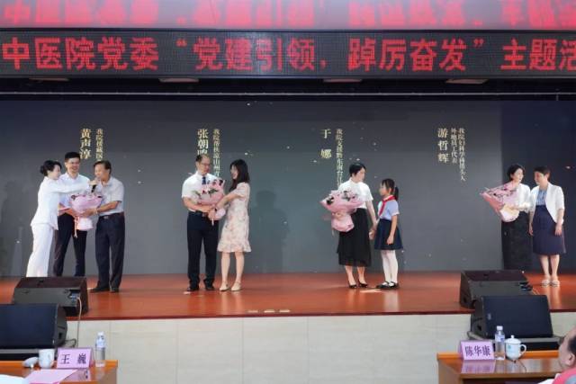 家属及同事代表上台献花