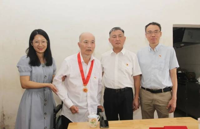 7月2日,市委常委,东莞军分区领导张彬在镇党委副书记,镇长方志权陪同