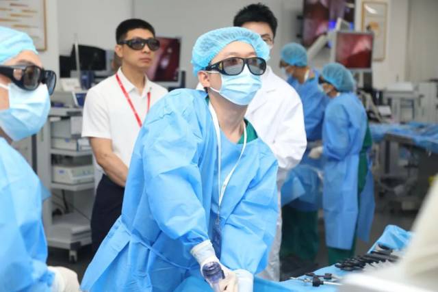 欧阳秋伟（中）进入决赛高质量完成手术比赛