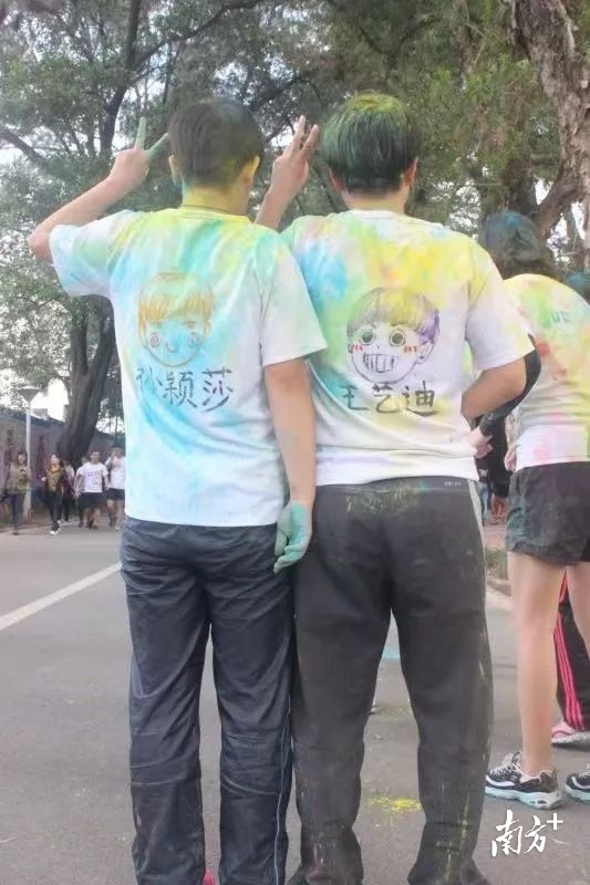 孙颖莎和队友一起参与深大活动。