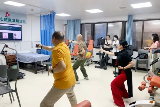 在病房开展八段锦等康复训练