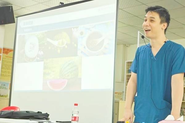 梁伟伟医生进行防中暑讲座
