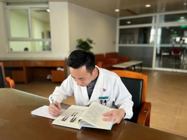 林俊达在看书