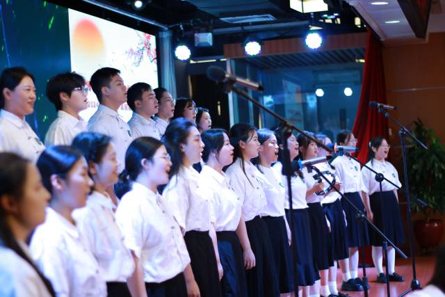 八院岐黄学子合唱团演唱《我爱你中国》