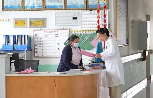林桂梅正在和护士沟通病情