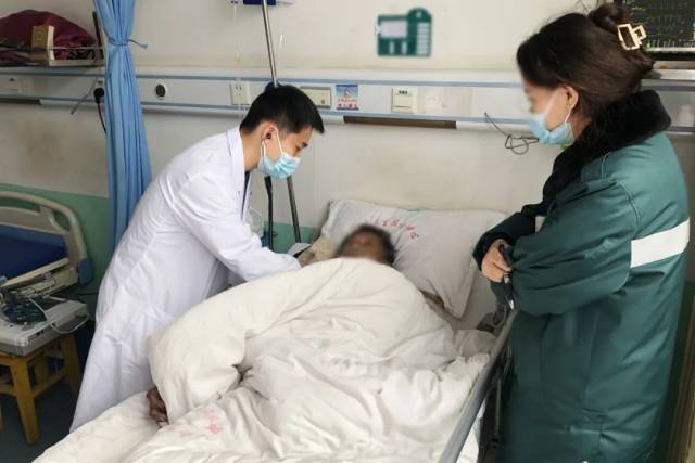 廖凯劲为患者进行抢救