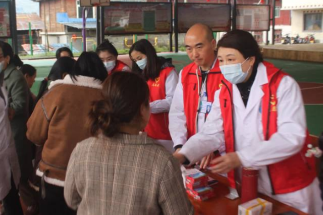 参与健康宣教和义诊活动