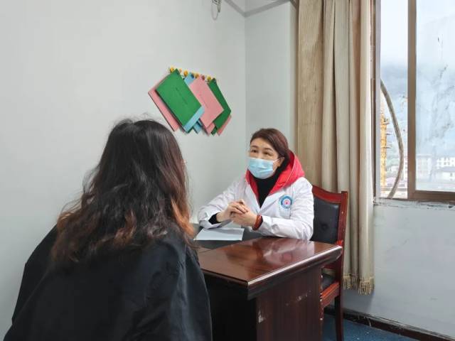 杨焱在接诊当地群众