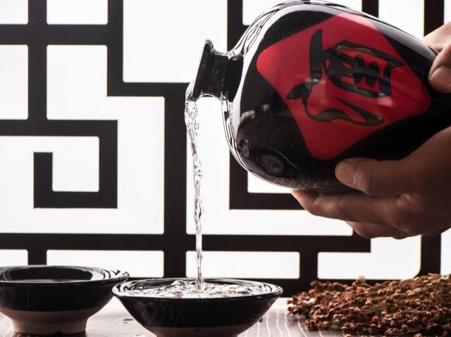 白酒双11开启，剑南春忙打假：多家店铺疑似售假水晶剑，有消费者受骗