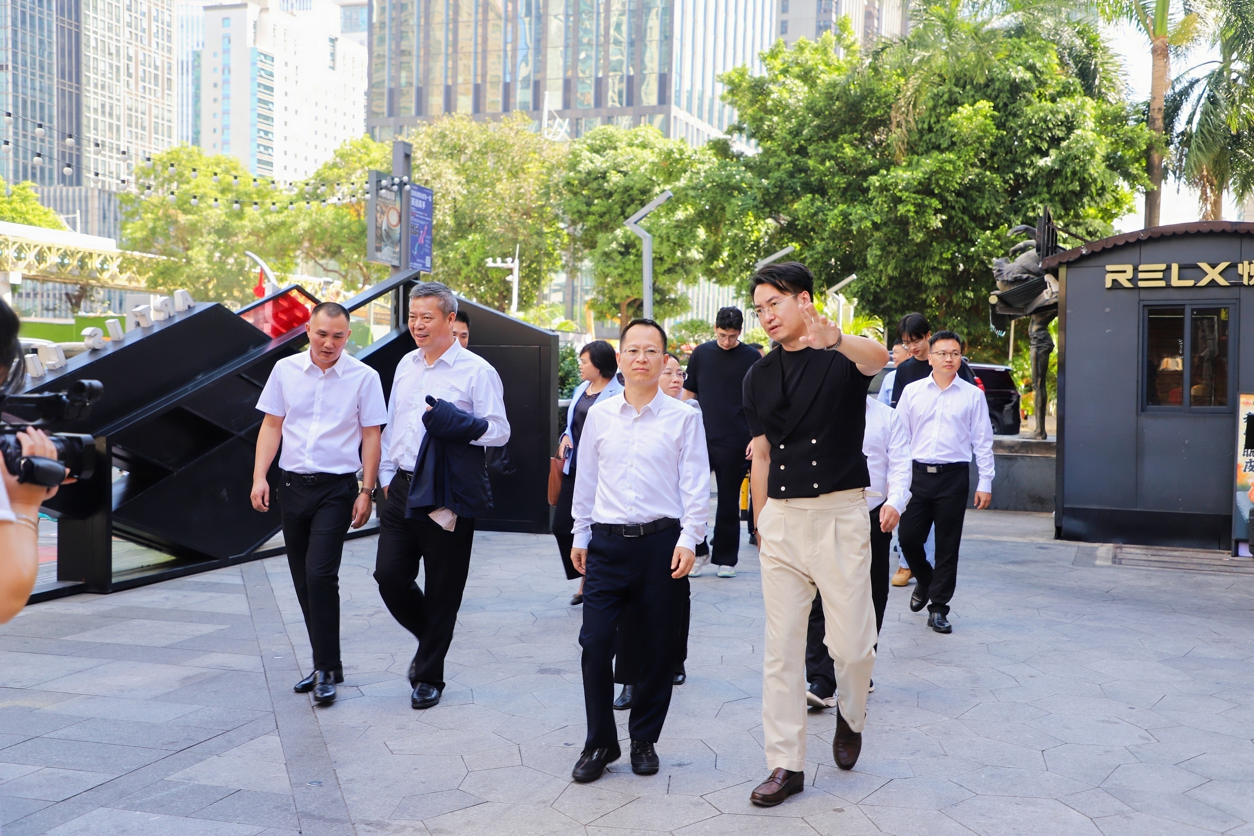 安远县委书记、二级巡视员杨有谷一行到访广州289艺术园区参观
 安远县委书记、二级巡视员杨有谷一行到访广州289艺术园区参观