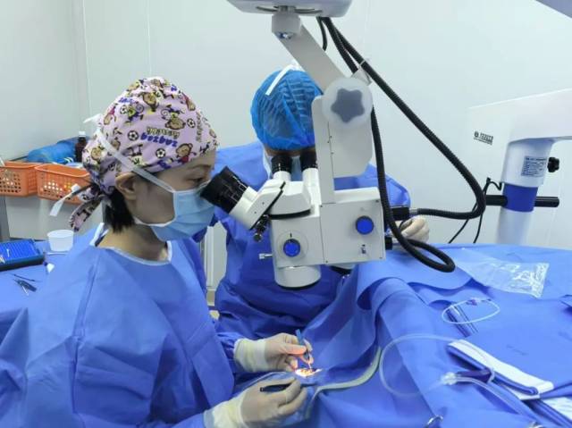 王敬伟为患者完成白内障手术