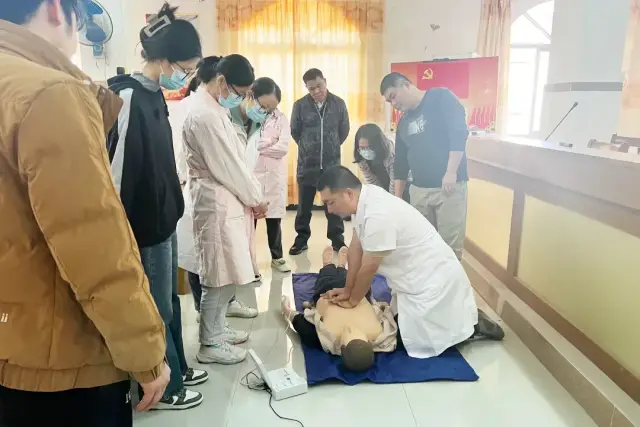王海侨在卫生院带教与培训