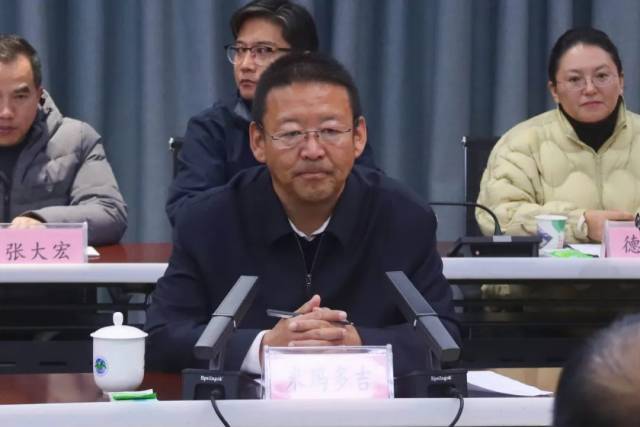 米玛多吉听取反馈汇报