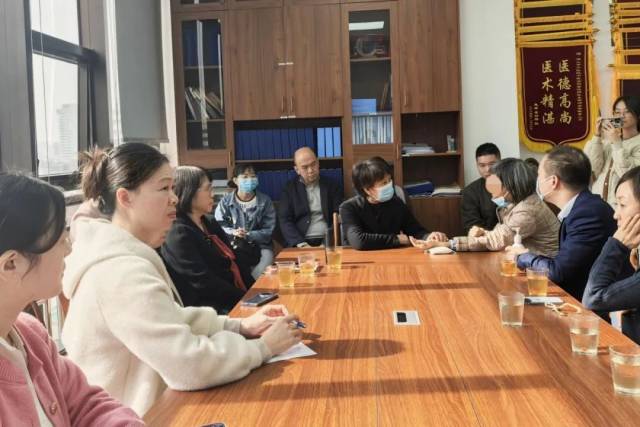 吕英进行教学会诊