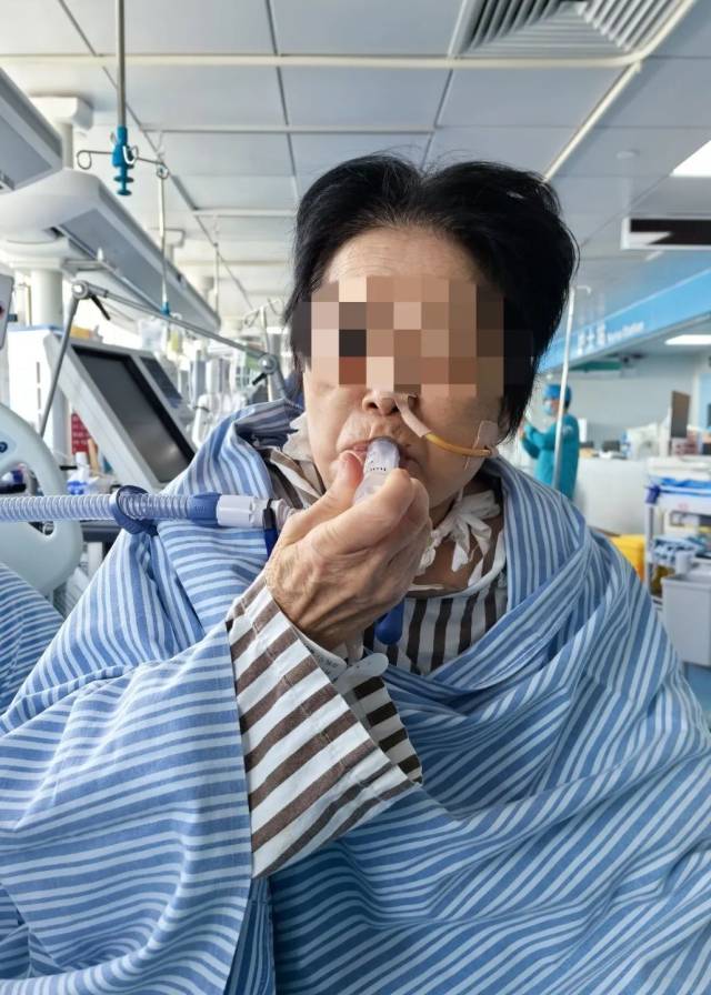 協(xié)助進(jìn)行床旁站立康復(fù)