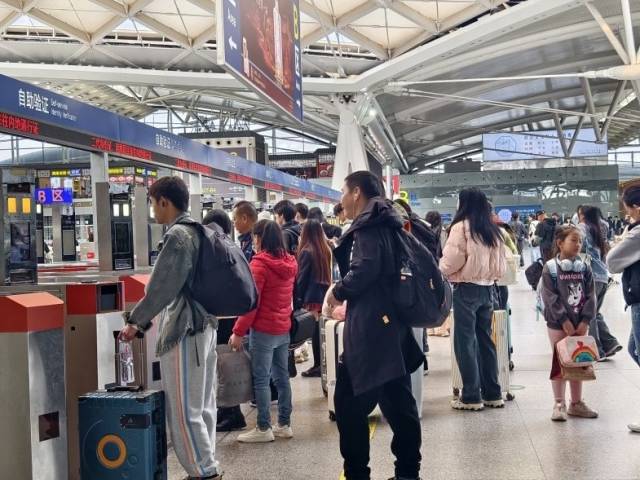 春运火车票预售火热  部分热门车次车票紧张