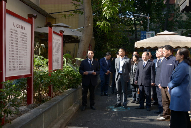 人大代表、政协委员参观法治诗歌展示区