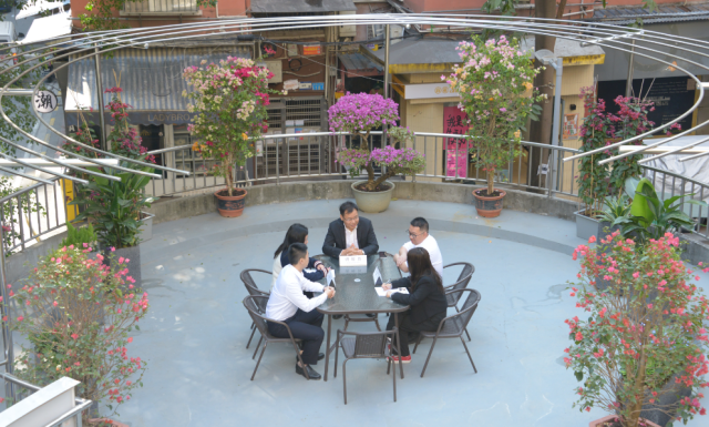 广州市首个户外花园式调解室——廖琼灵律师调解室