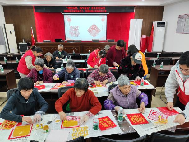 南朗街道组织银龄志愿者巧手制迎春挂饰送给独居空巢长者，温暖他们心房。

