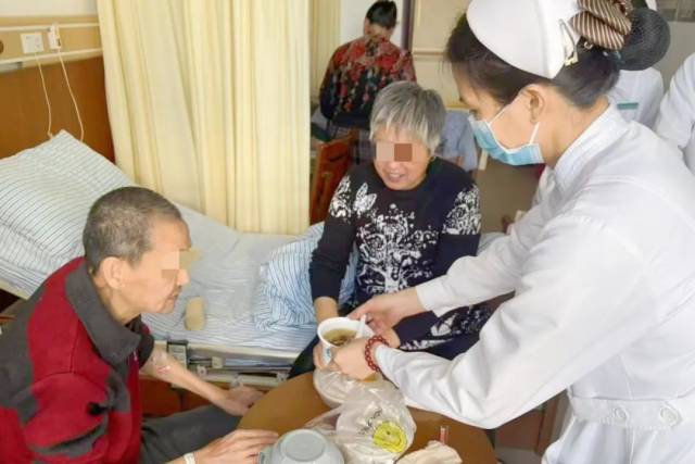 全科医学科为住院病人熬制养生鸡汤