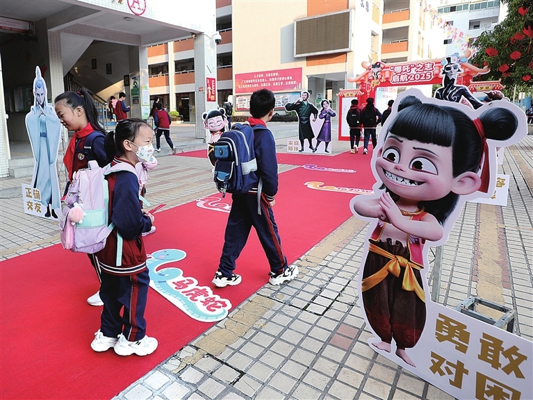 在市二小校门口，身着红肚兜、手持乾坤圈的小哪吒卡通形象，一下子就吸引住了开学第一天返校的孩子们的目光。不少学生兴奋地拉着家长的手，要求与“哪吒”合影。

