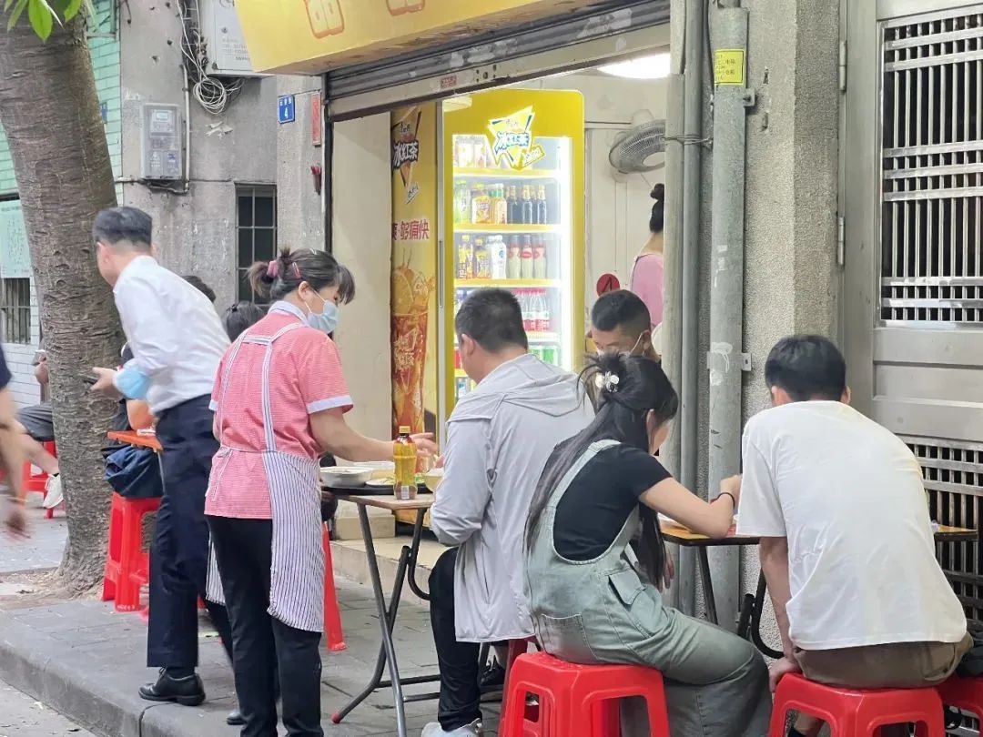 实名制的东北饭成打工人最新“穷饱饭”？广东人表示大排档都“唔执输”...