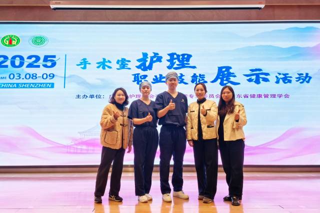 我院骨十一科曾扬中医师（左3）与手术中心专科组长梁钰英（左2）主管护师