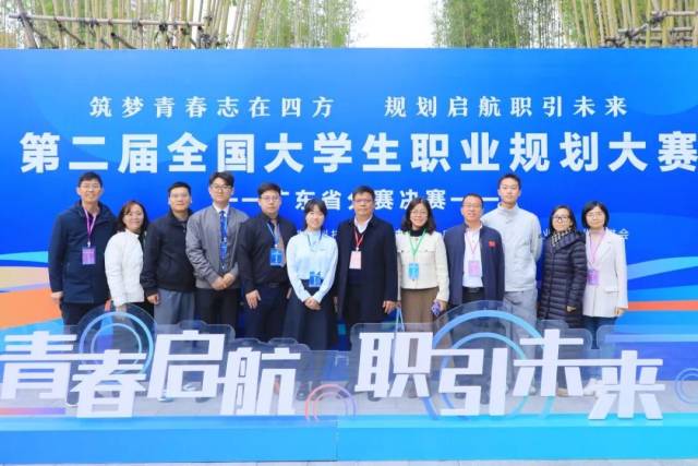 广州中医药大学党委副书记邱亚洪（右6）现场指导