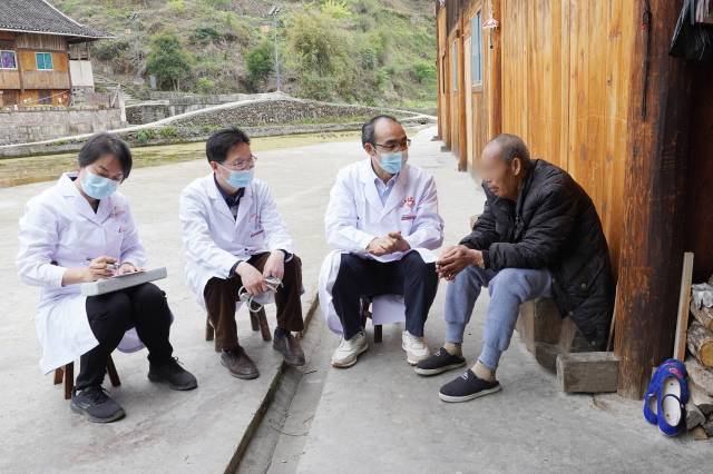 资料图：蒋开平进村寨了解当地居民健康情况