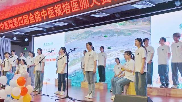 岐黄学子合唱团演唱《海阔天空》