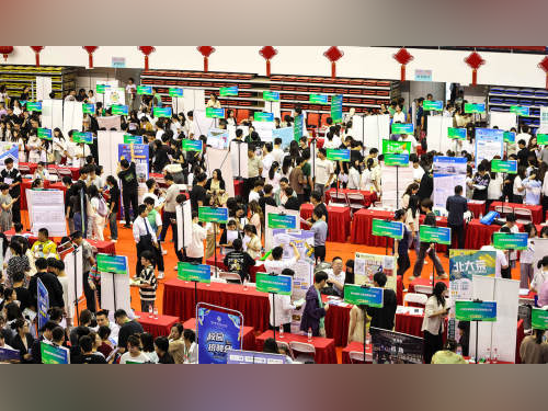 广东携超1.6万岗位赴武汉揽才背后：一场高规格招聘会推动粤鄂两地产才共振