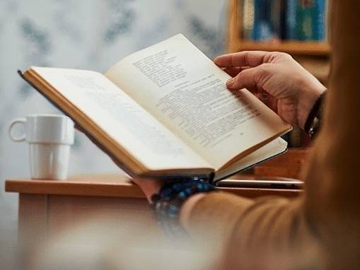 白大褂里的文学灵魂,他们用文字治愈生命 | 世界读书日