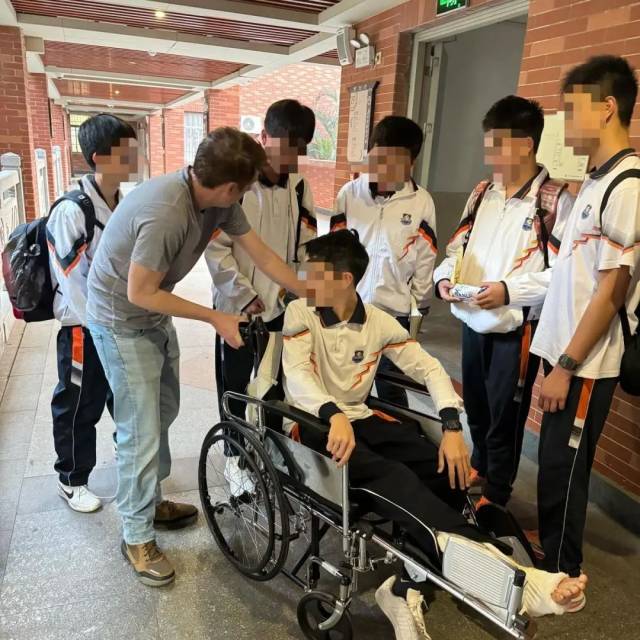 小许治疗后顺利返校