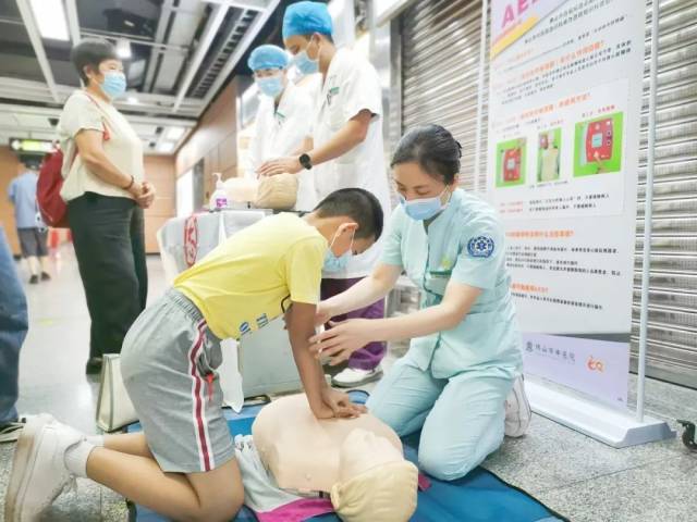 资料图：曾奕云在地铁站进行急救教学