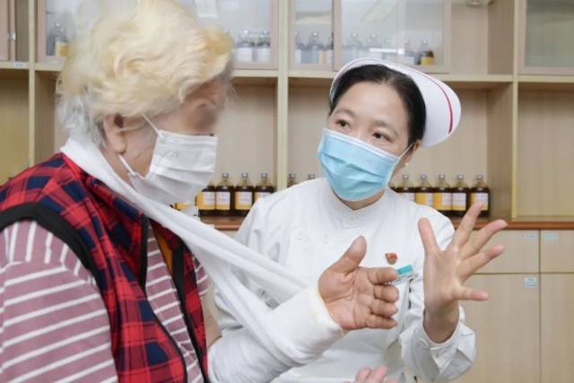 黎庆卫指导患者进行康复训练