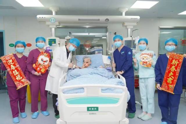 霍志浩与同事为患者送上新年祝福