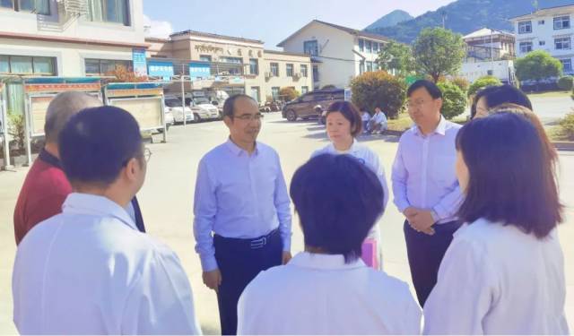 蒋开平与援藏医疗队员们交流
