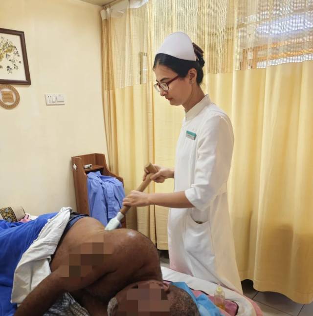 资料图：马晓贤进行棍针拨筋疗法