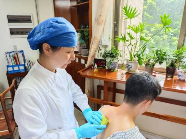宋少英为患者进行温通刮痧疗法