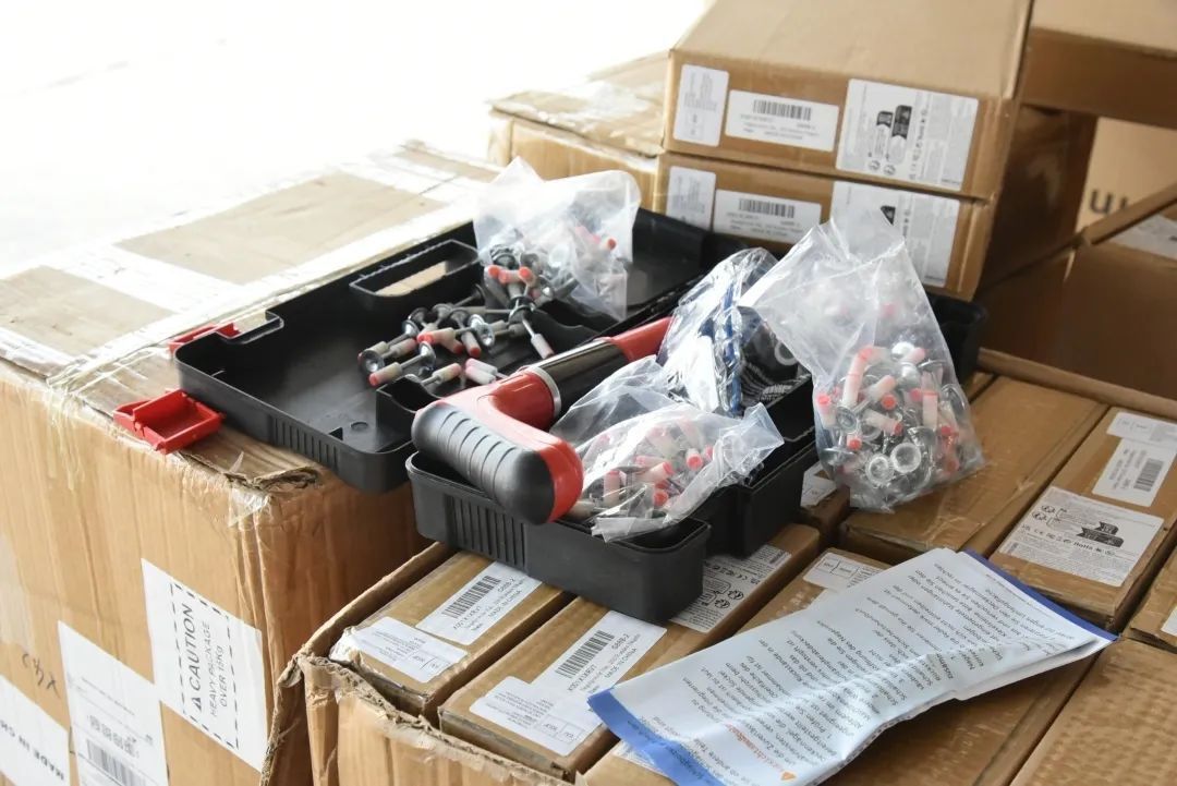 尾部装有火药!黄埔海关查获19800枚“爆炸式铆钉”_南方+_南方plus