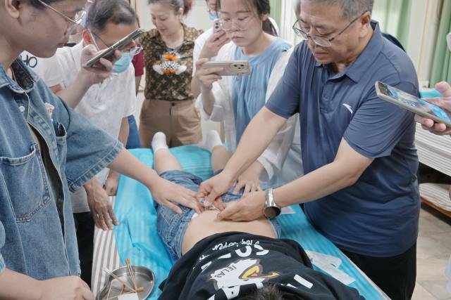 尚斌主任对员利针进行实操