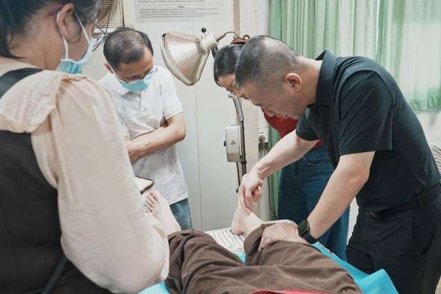 李子勇主任对穴位进行讲解